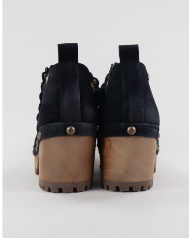 Botins Pretos de Senhora com Sola de Madeira e Tachas