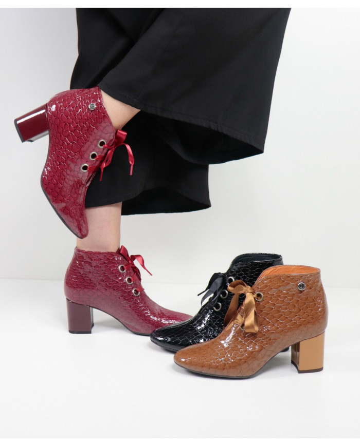 Botins by Senhora Ginova in Verniz