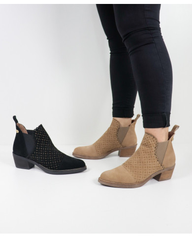 Ginova Boots with Skin Engraved with Texture