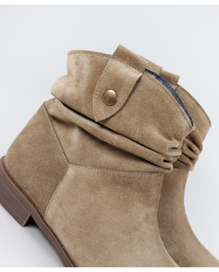 Botas Taupe Rasas Ginova com Efeito Enrugado