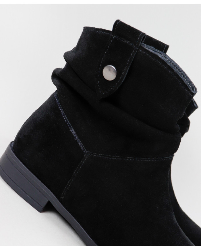 Botas Pretas Rasas Ginova com Efeito Enrugado