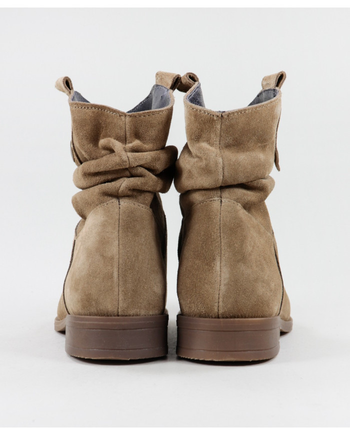 Botas Taupe Rasas Ginova com Efeito Enrugado