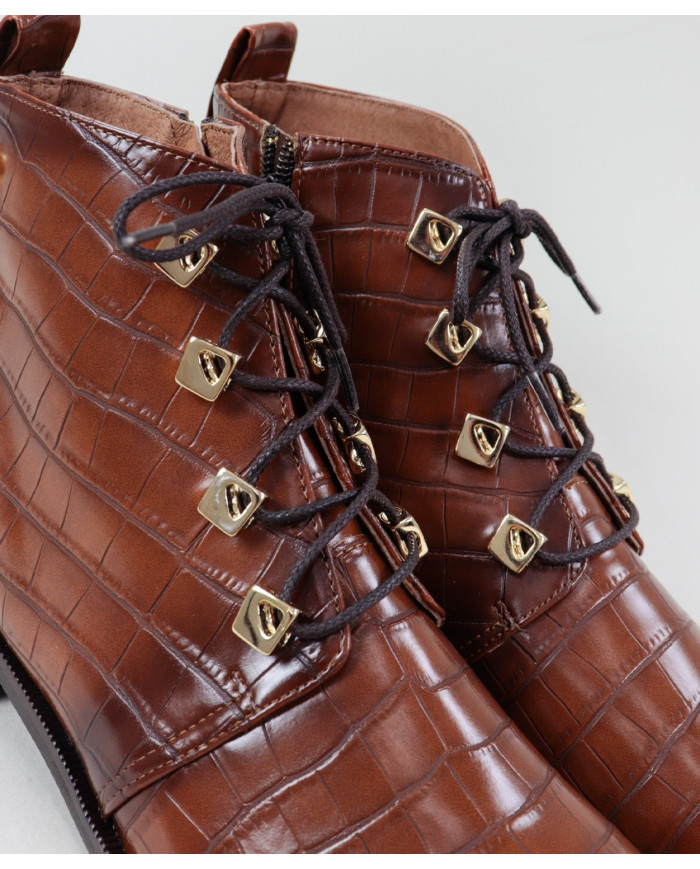 Botins Rasos Ginova com Apliques Metálicos