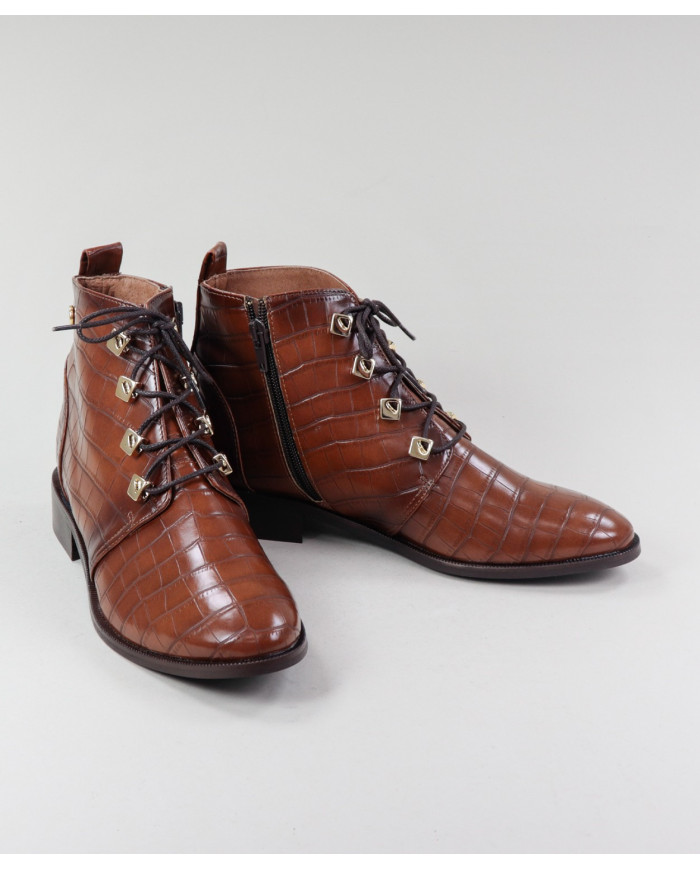 Botins Rasos Ginova com Apliques Metálicos