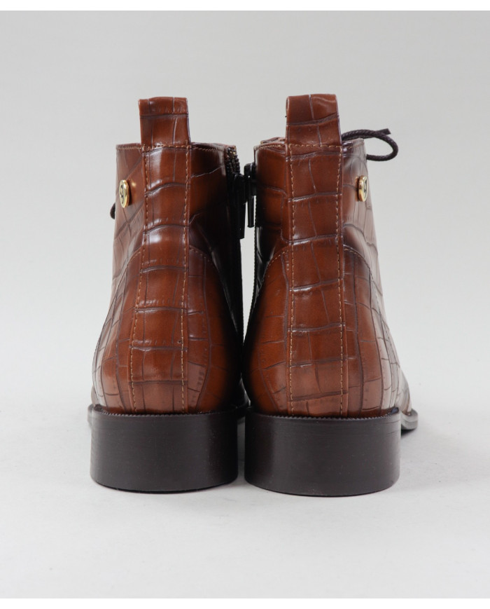 Botins Rasos Ginova com Apliques Metálicos