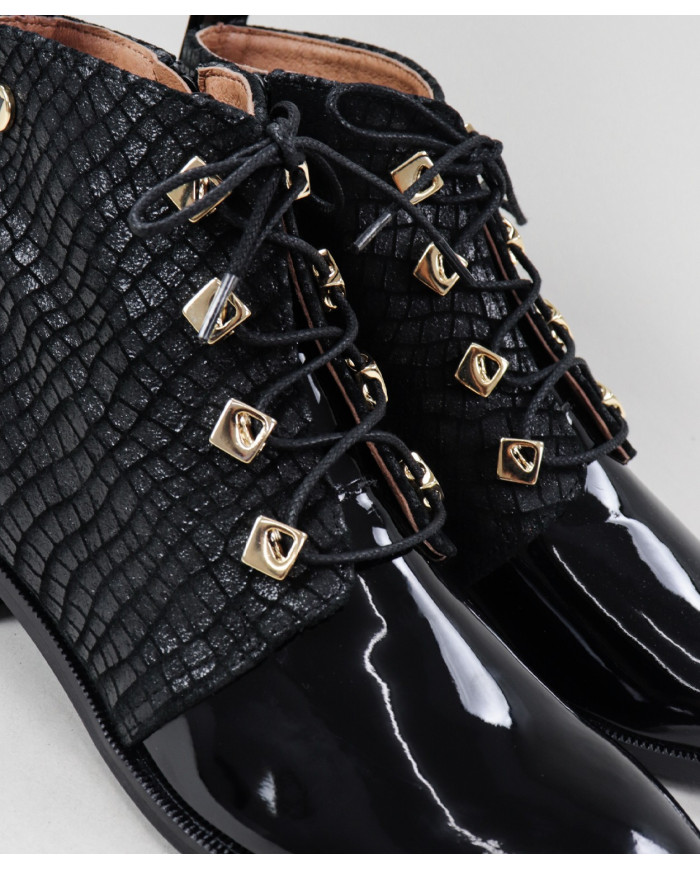 Botins Rasos Ginova com Apliques Metálicos