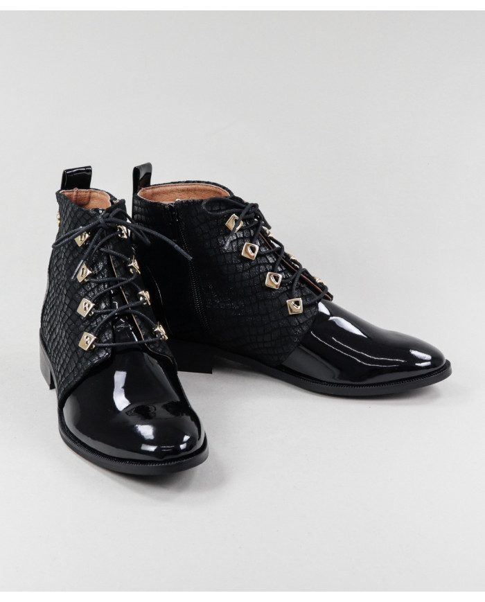 Botins Rasos Ginova com Apliques Metálicos