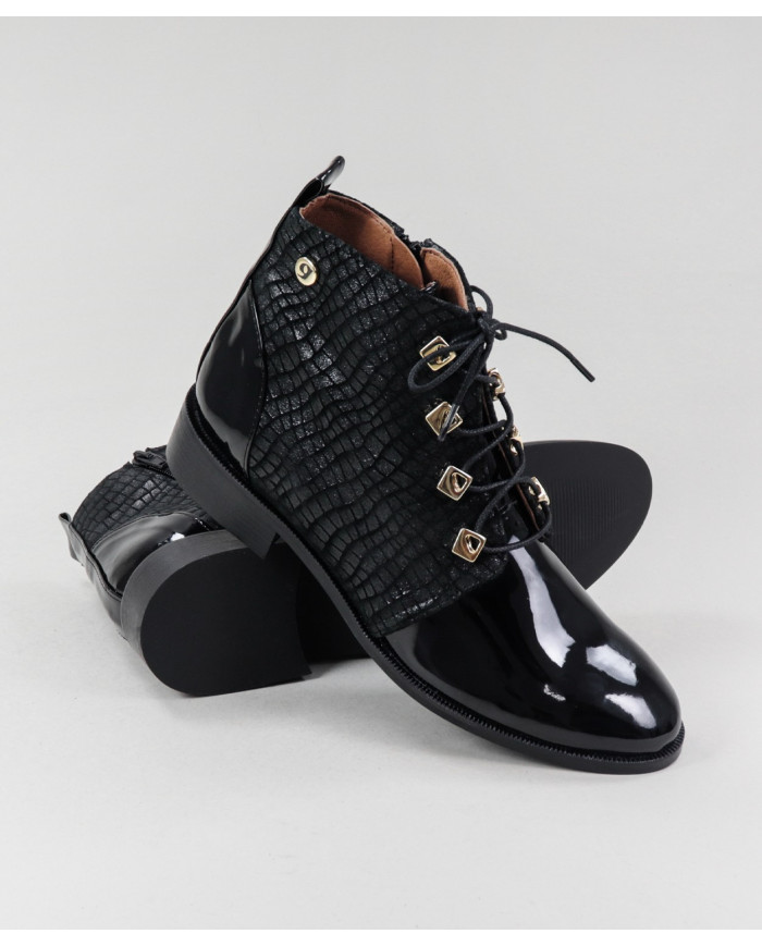 Botins Rasos Ginova com Apliques Metálicos