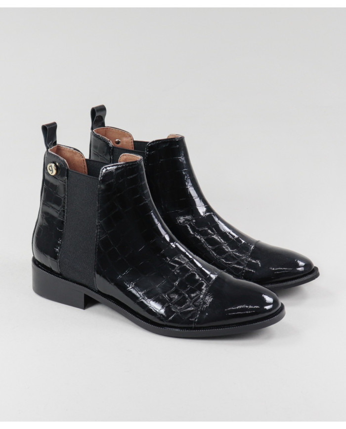 Botas Pretas Rasas Ginova com Acabamento Envernizado