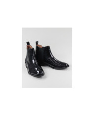 Botas Pretas Rasas Ginova com Acabamento Envernizado