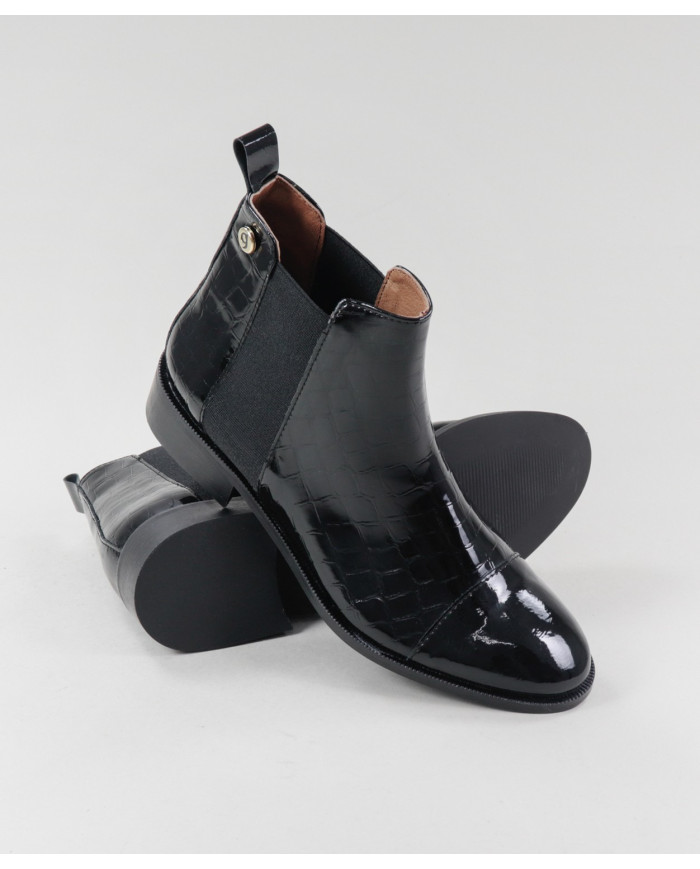 Botas Pretas Rasas Ginova com Acabamento Envernizado