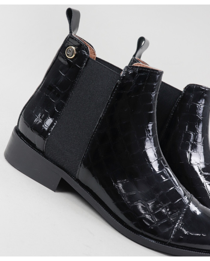 Botas Pretas Rasas Ginova com Acabamento Envernizado