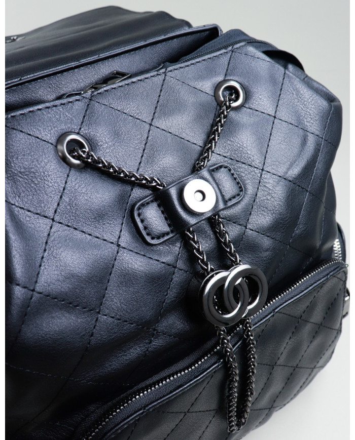 Mochila Preta de Senhora com Aplique Ajustável