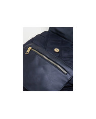 Mochila de señora negra con pala decorativa