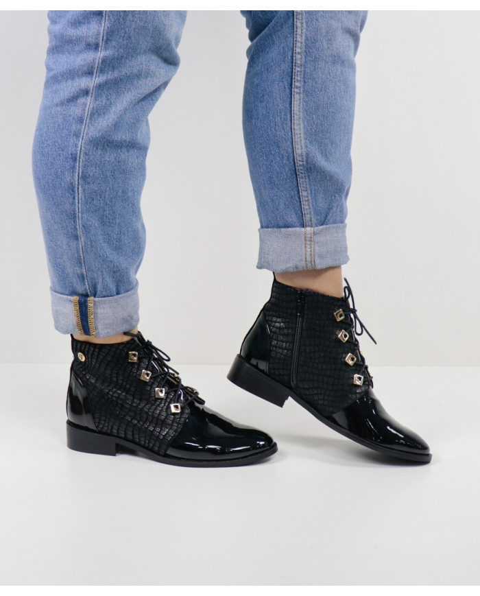 Botins Rasos Ginova com Apliques Metálicos