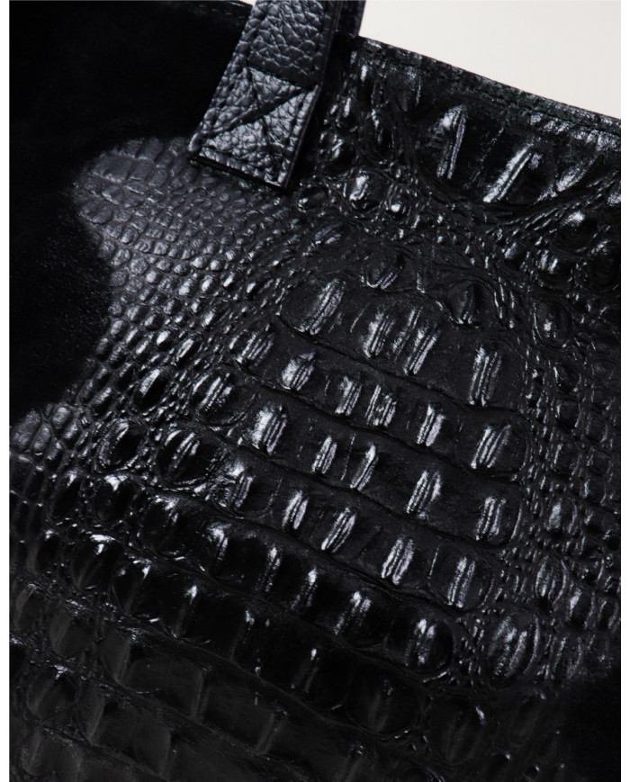 Black Lady of the Hand Bag in Skin