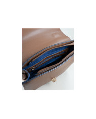 Castaña de señora con bufanda de leopardo