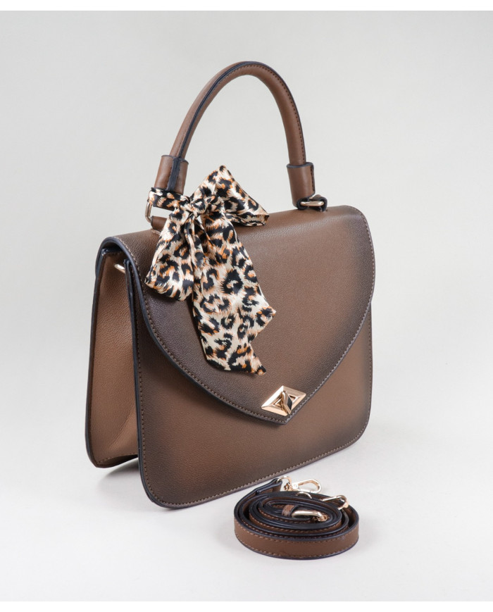 Castaña de señora con bufanda de leopardo