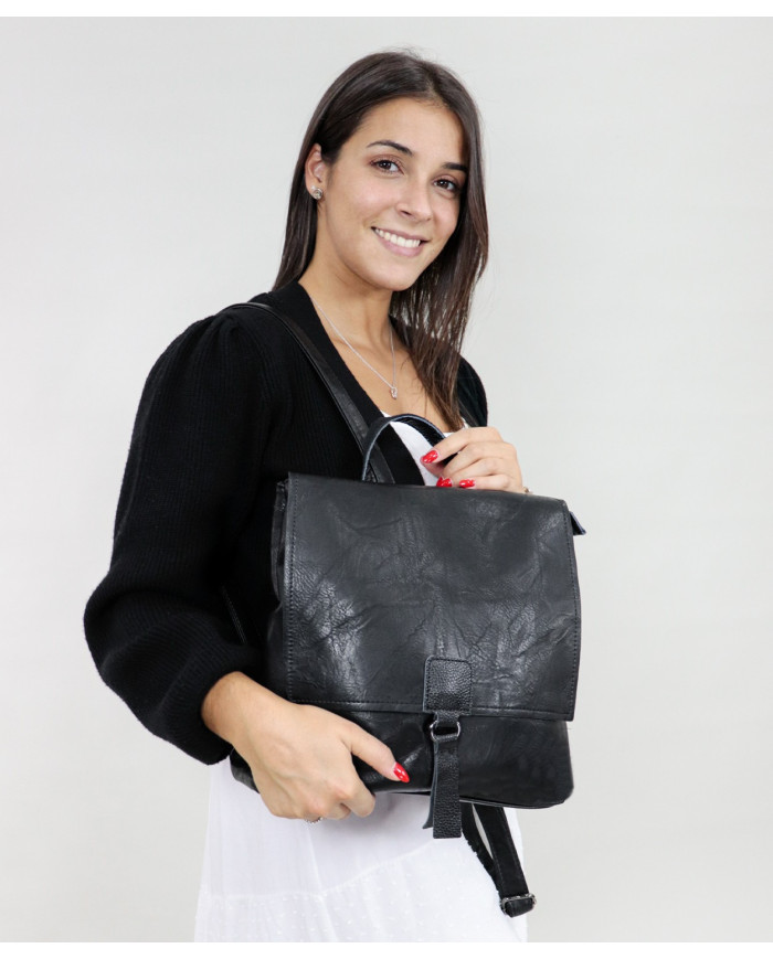 Mochila negra con decoración de la aplicación