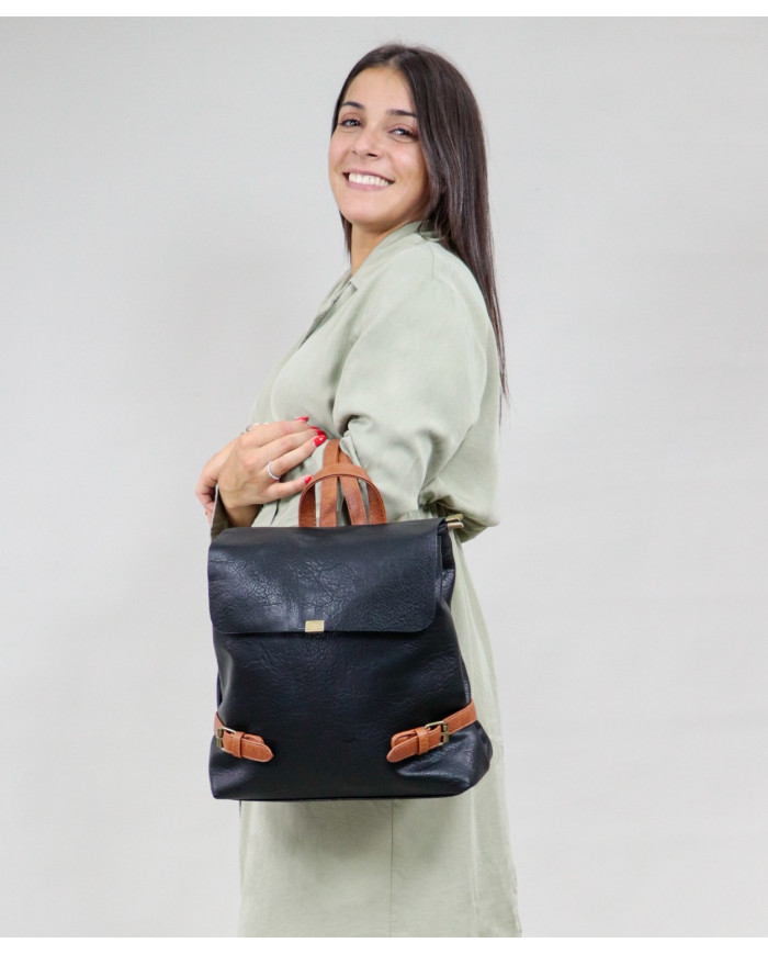 Mochila Preta de Senhora com Fivelas