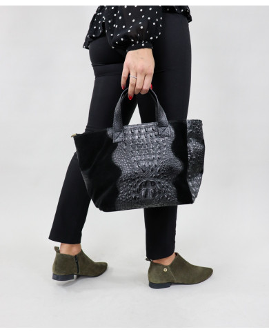 Black Lady of the Hand Bag in Skin