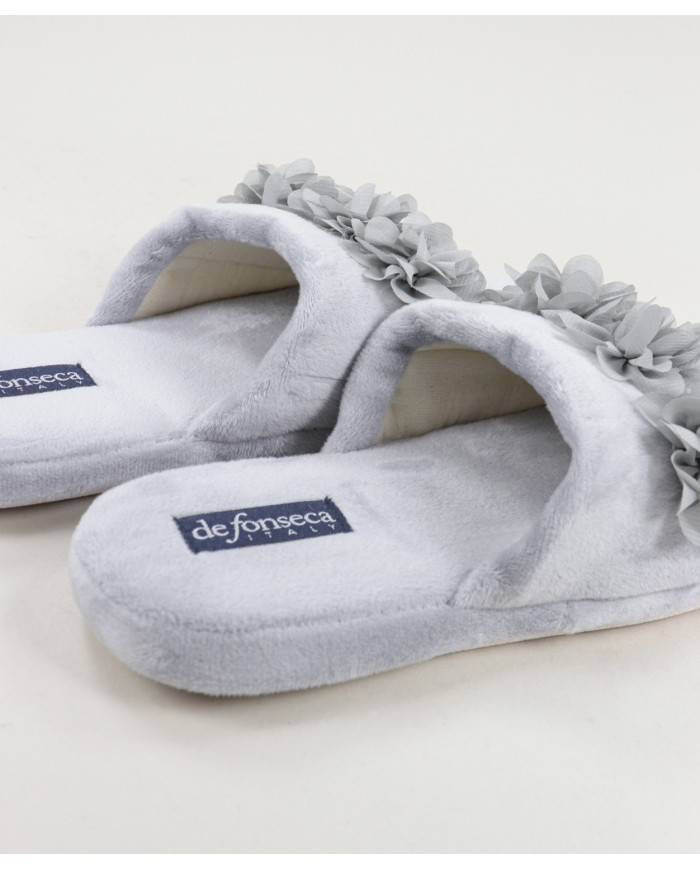 Zapatillas de la habitación con flores de tela