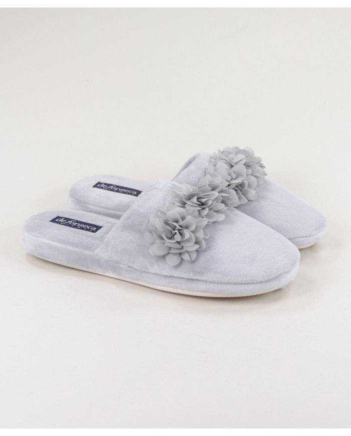 Zapatillas de la habitación con flores de tela