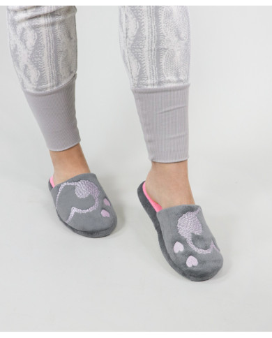 Zapatillas de la habitación de las damas con corazones