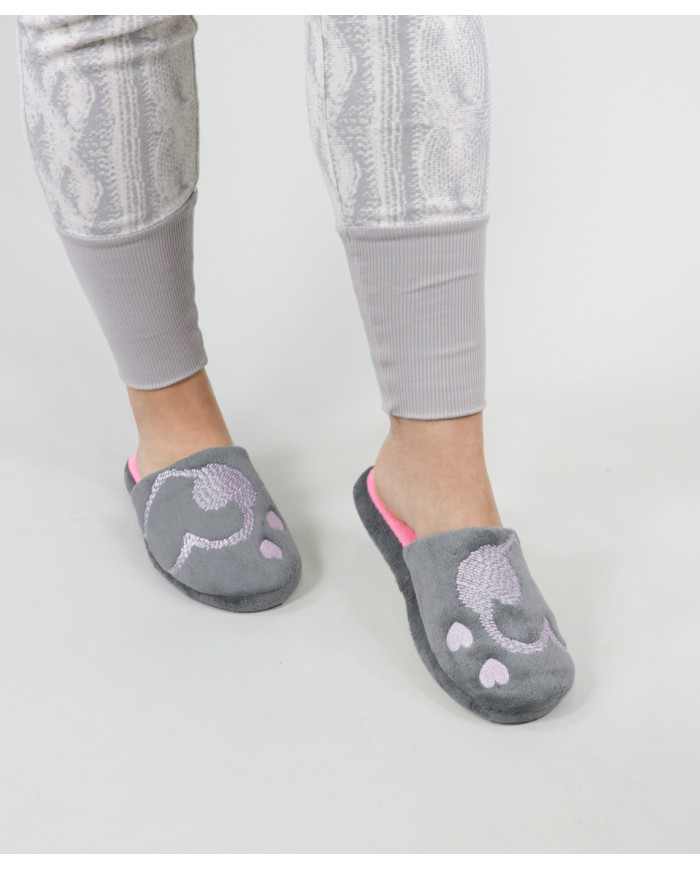 Zapatillas de la habitación de las damas con corazones