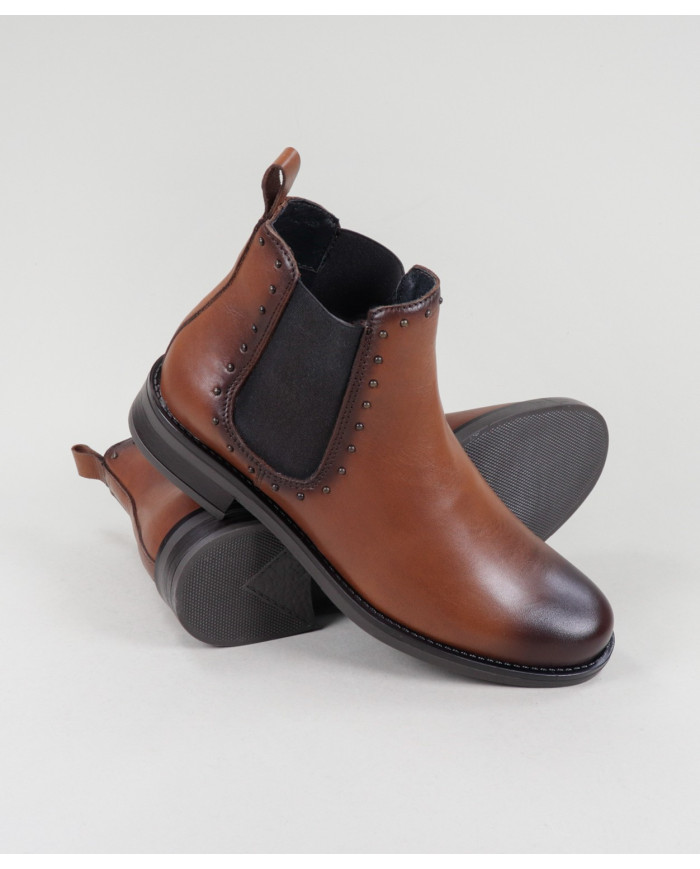 Botas Rasas Ginova con Elastic y Tachas