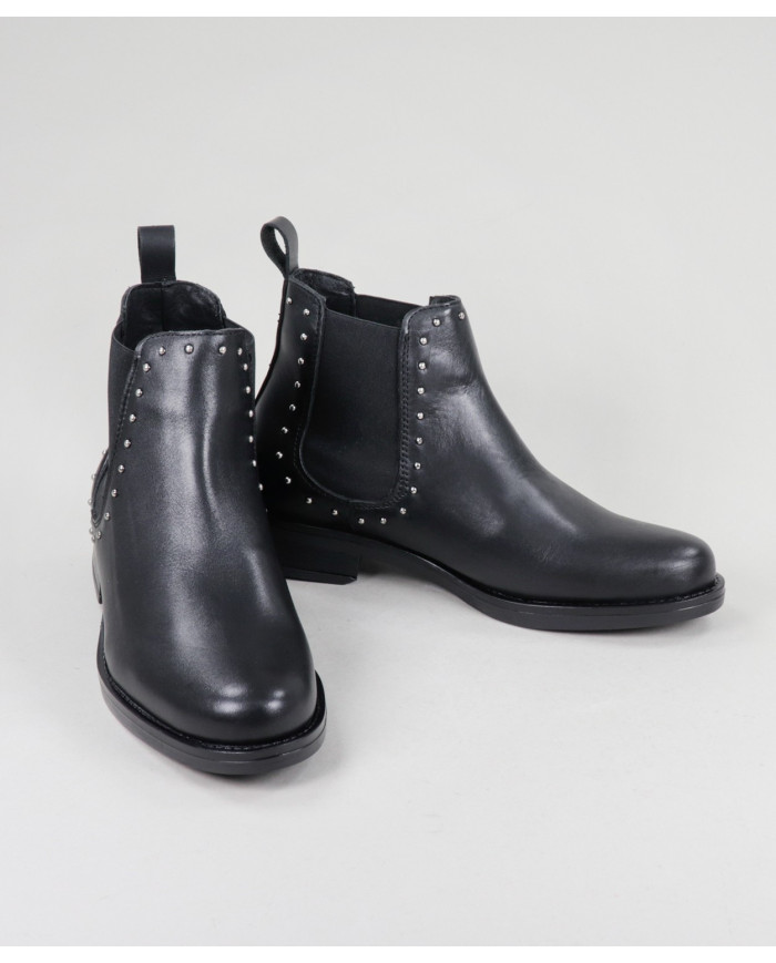 Botas Pretas Rasas Ginova com Elástico e Tachas