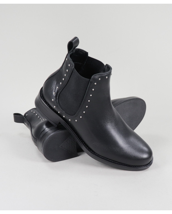 Botas Pretas Rasas Ginova com Elástico e Tachas