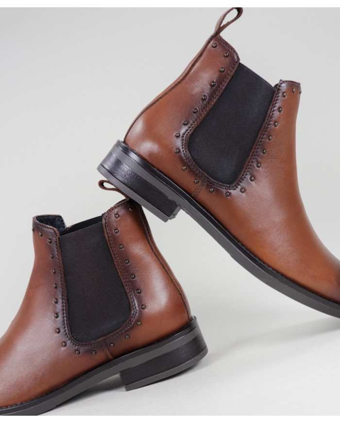 Botas Rasas Ginova con Elastic y Tachas