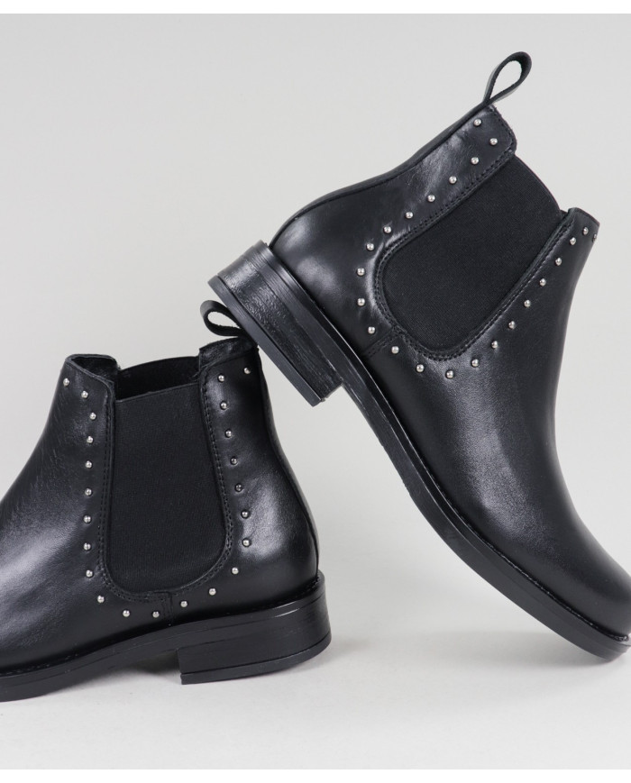 Botas Rasas Ginova con Elastic y Tachas