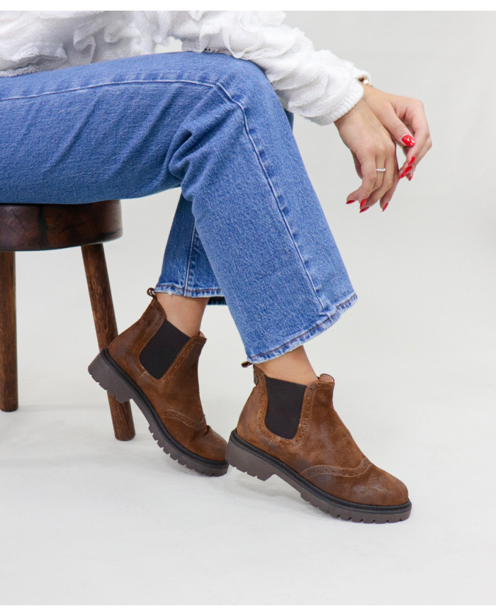 Madonna Ginova's Boots with Elastics on the Laterals