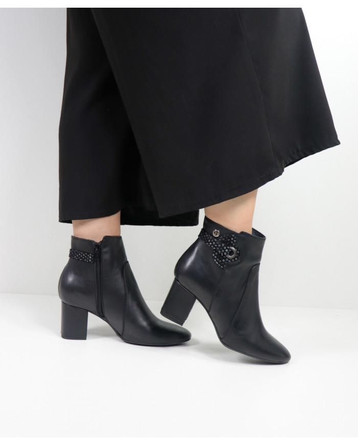 Black Buttons Ginova Elegant with Clasp