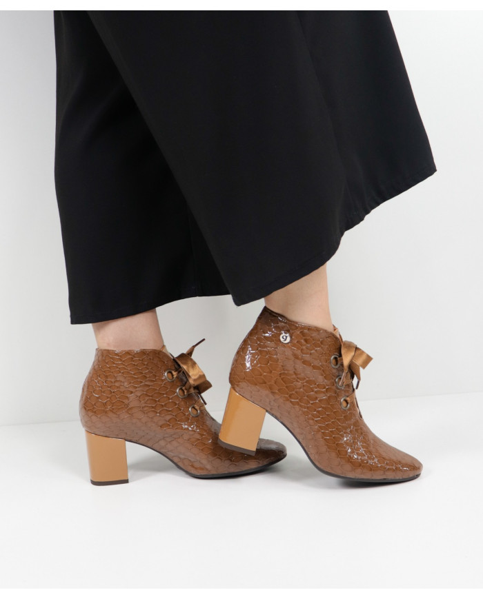 Camel de Senhora Ginova Botins in Verniz