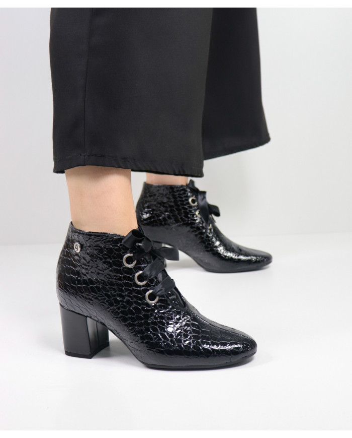 Botins Pretos de Senhora Ginova em Verniz
