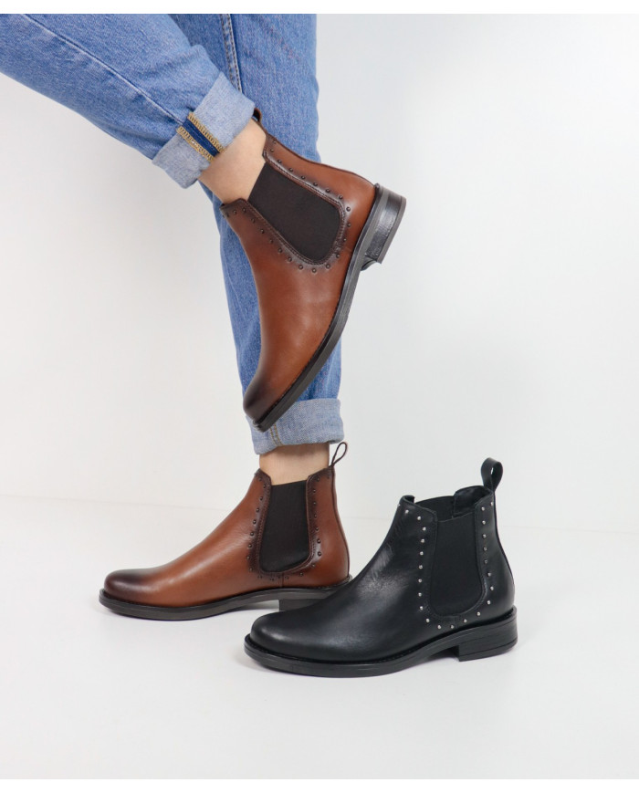 Botas Rasas Ginova con Elastic y Tachas