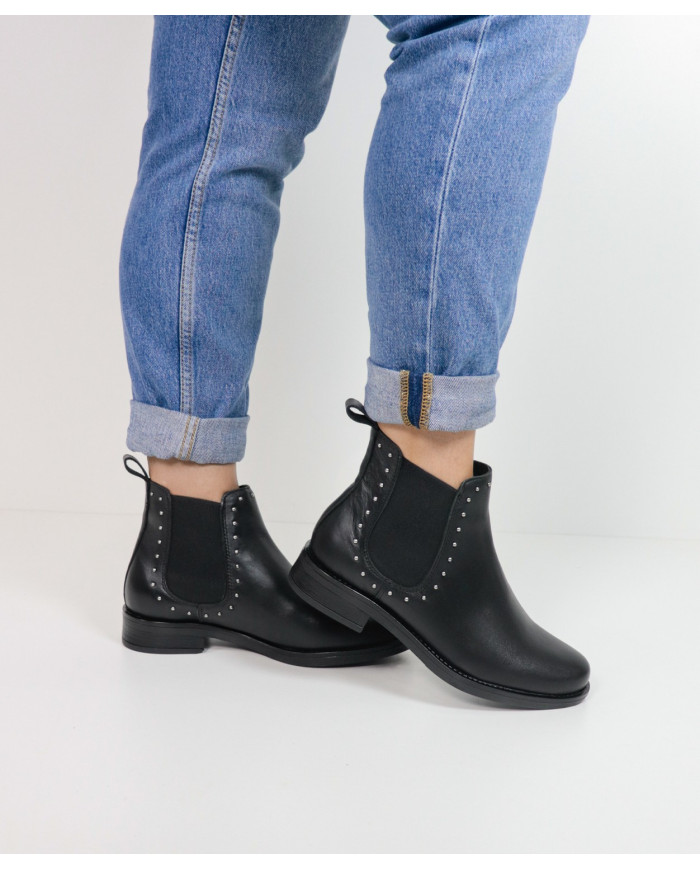 Botas Rasas Ginova con Elastic y Tachas