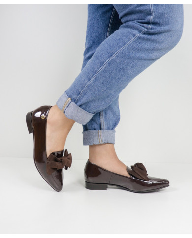 Sapatos Castanhos Rasos Ginova Envernizados com Laço
