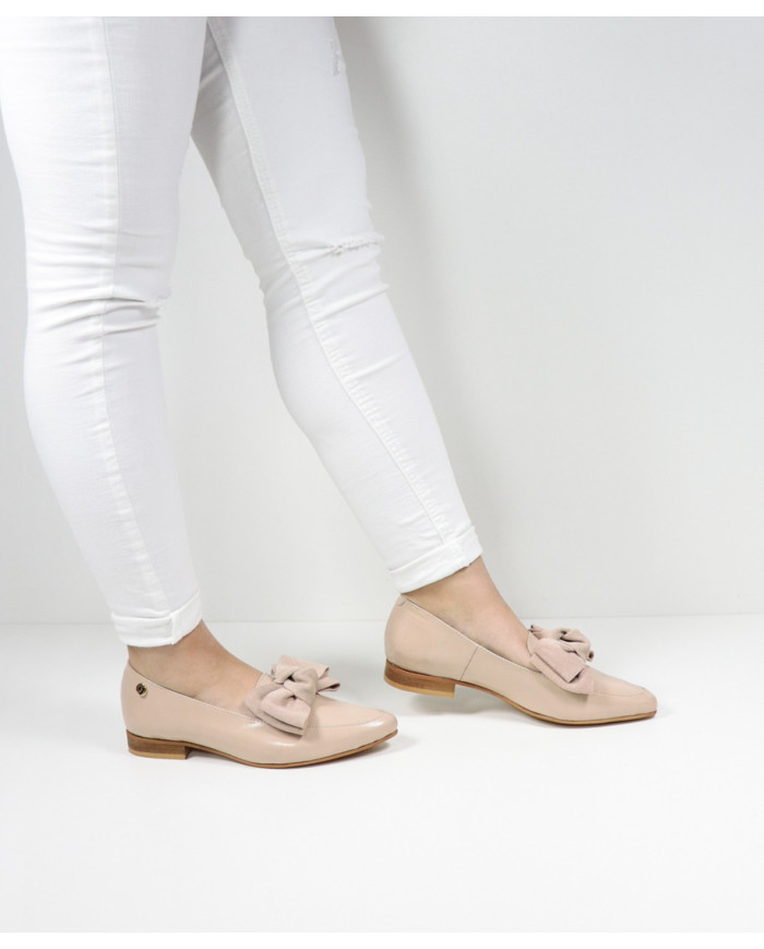 Sapatos Nudes Rasos Ginova Envernizados com Laço