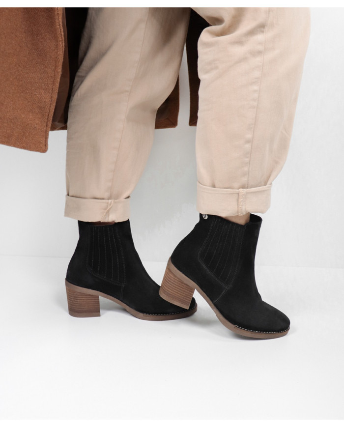 Botas Pretas Texanas de Salto Médio Ginova