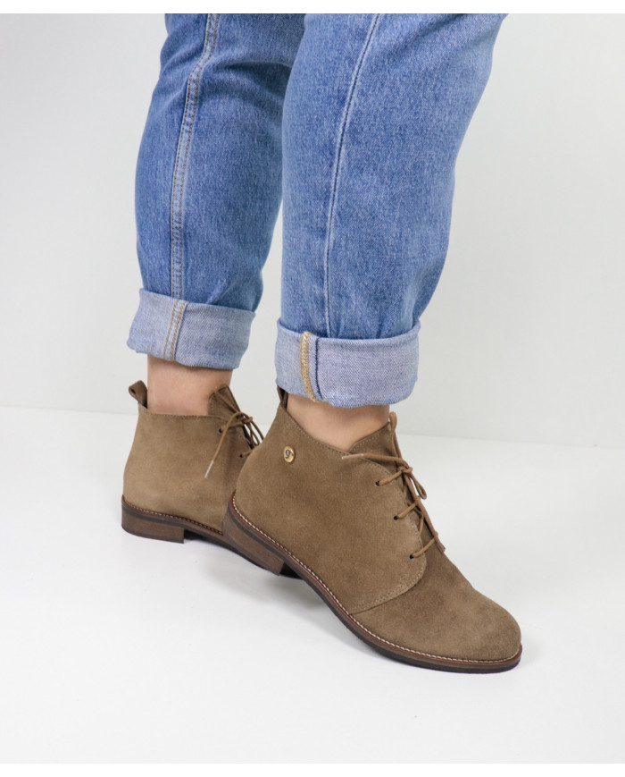 Botins Taupe Rasos Ginova com Cordões Finos
