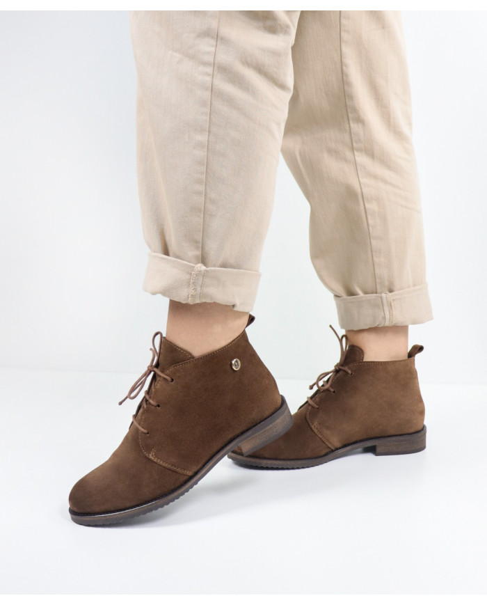 Botins Castanhos Rasos Ginova com Cordões Finos