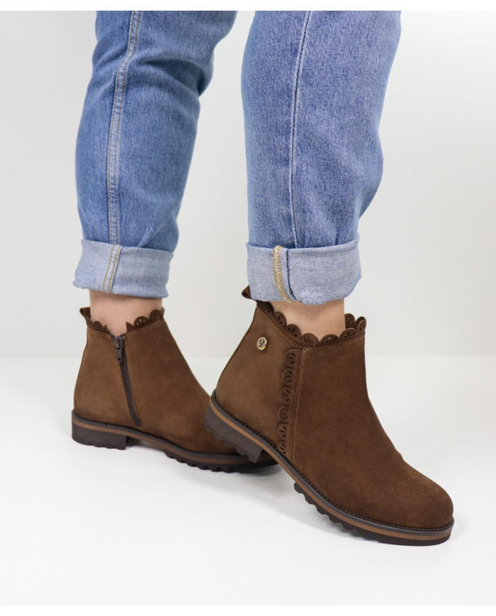 Botas Camel Rasas Ginova com Rebordo Decorado