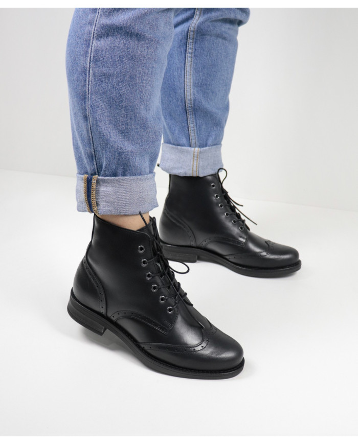 Botas Pretas Rasas de Senhora Ginova com Atacadores