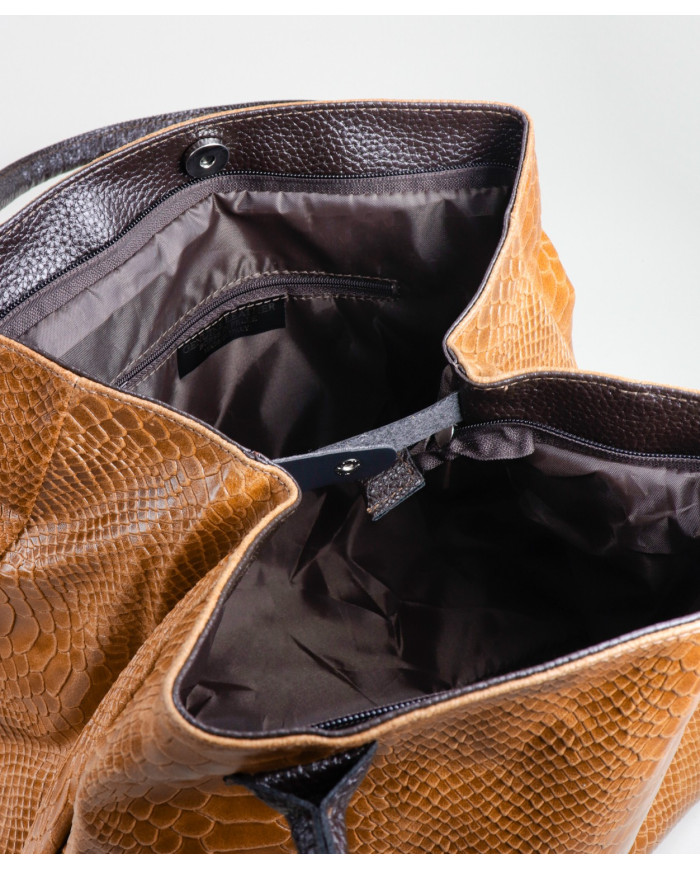 Camel Bag of Lady Shopper