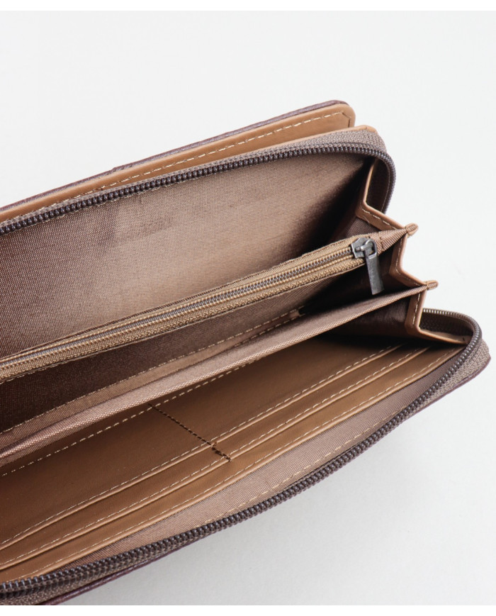 Cartera marrón de mujeres con texturas