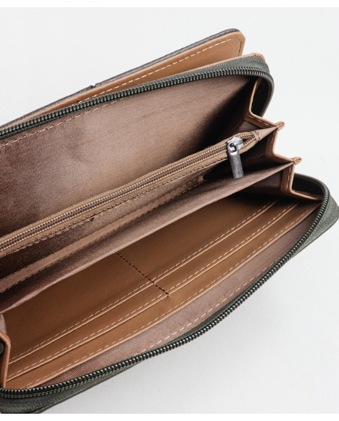 Wallet verde de las mujeres con texturas